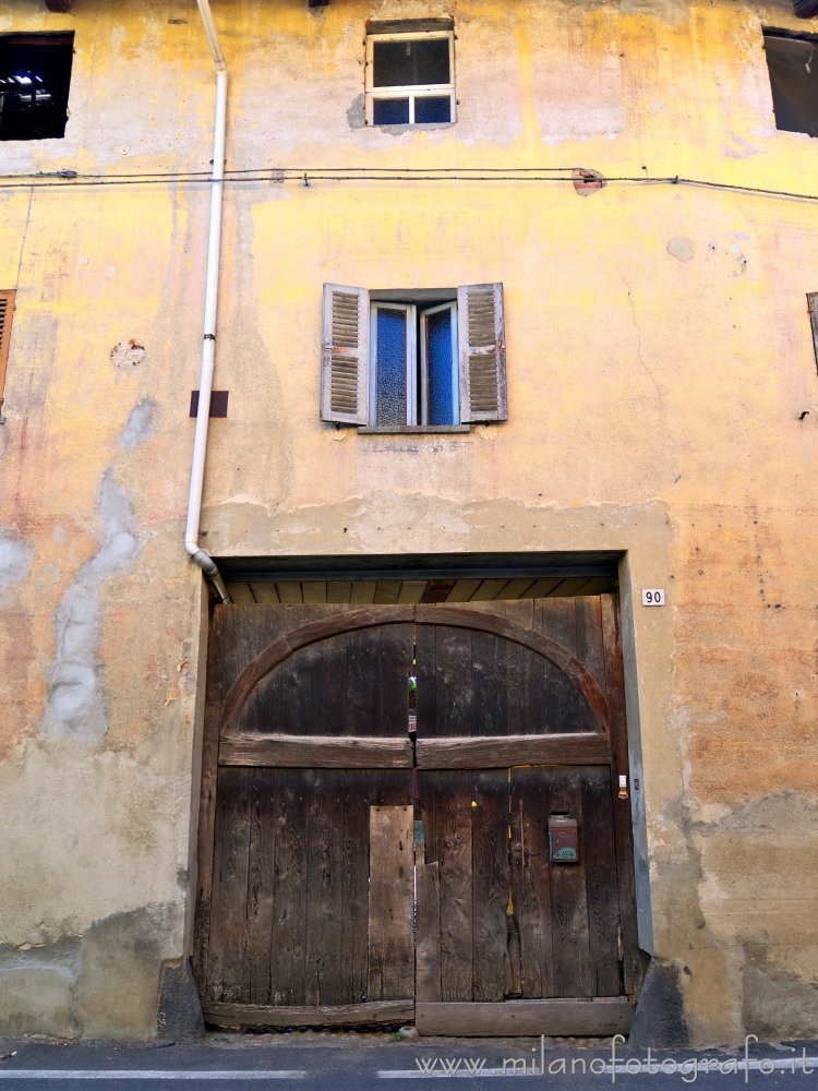 Candelo (Biella) - Portone in legno in una vecchia casa